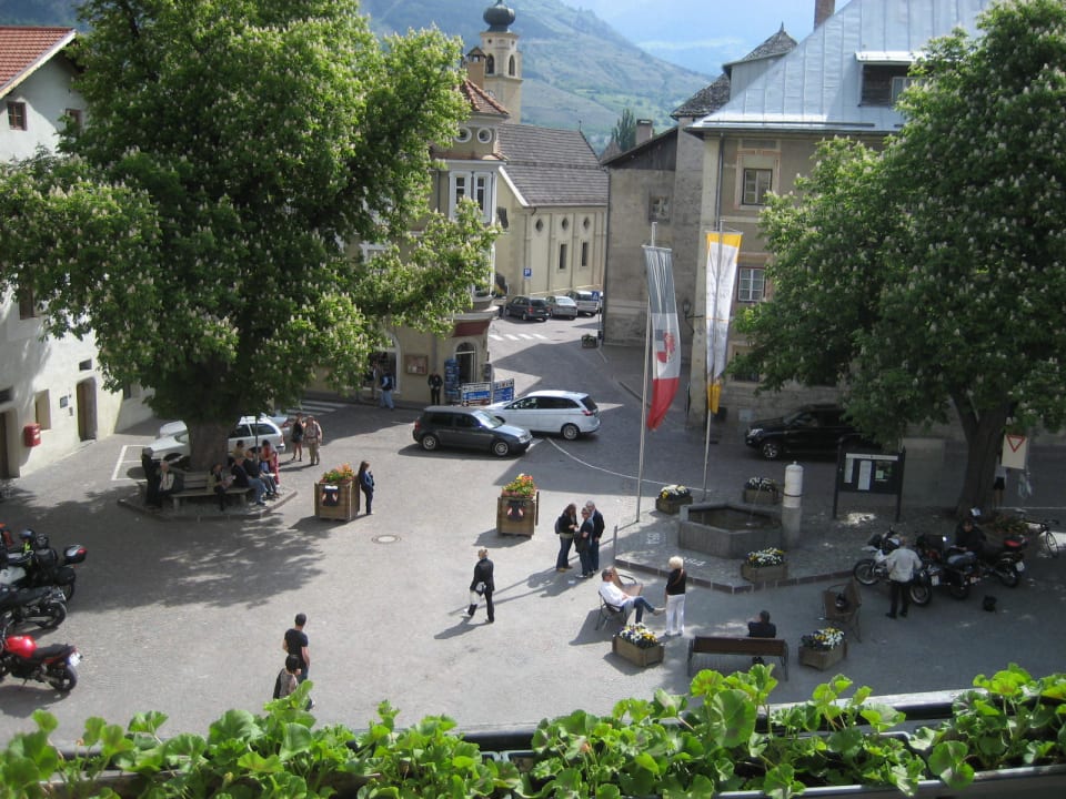 Ausblick auf den Stadtplatz vom Balkon im 1.OG Hotel Gasthof Grüner Baum