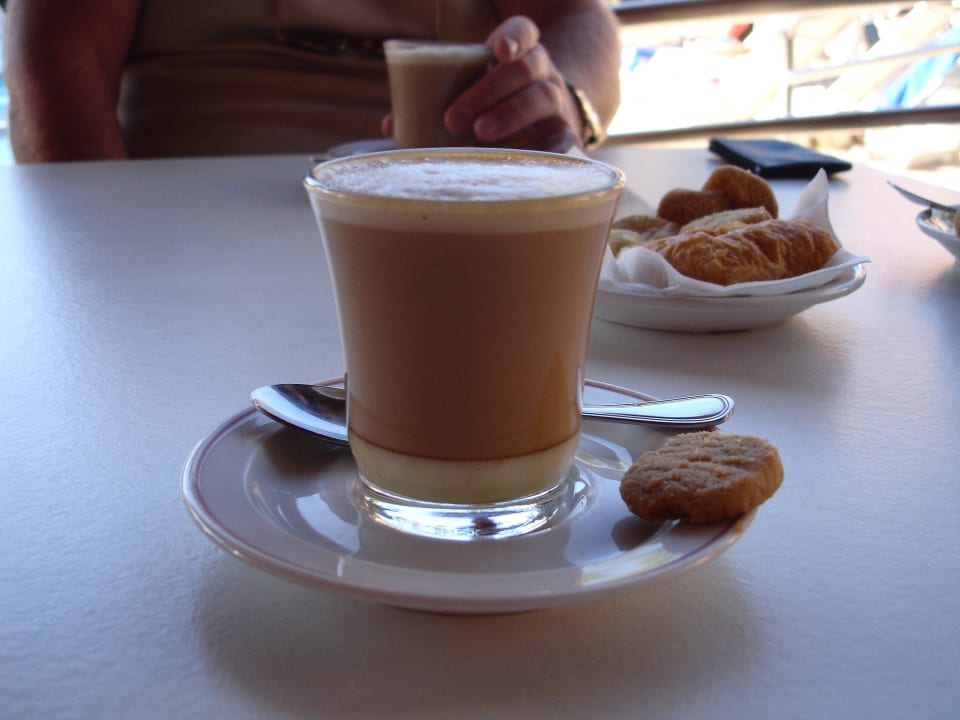 Köstlicher Barraquito an der Poolbar Adrián Hoteles Colón Guanahaní - Adults only