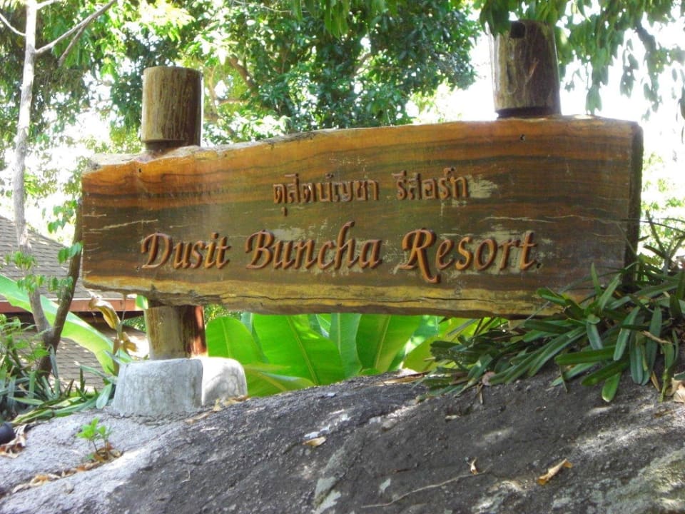Blick aufs Hotelschild Dusit Buncha Resort