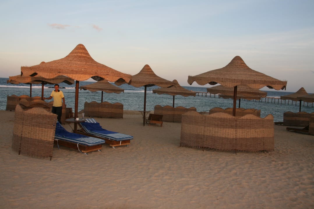 Liegen am Strand Three Corners Happy Life Beach Resort