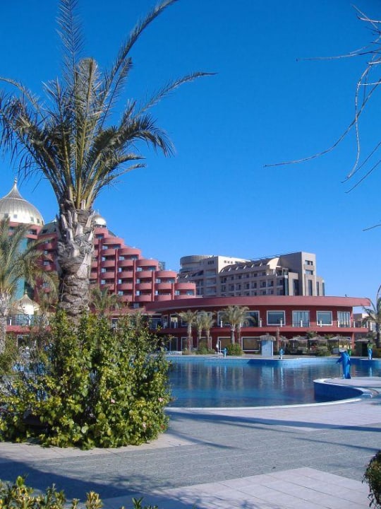 Das Hotel vom Strand aus Hotel Delphin Palace