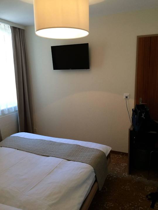 Bett mit TV und Schreibtisch Hotel la Suite