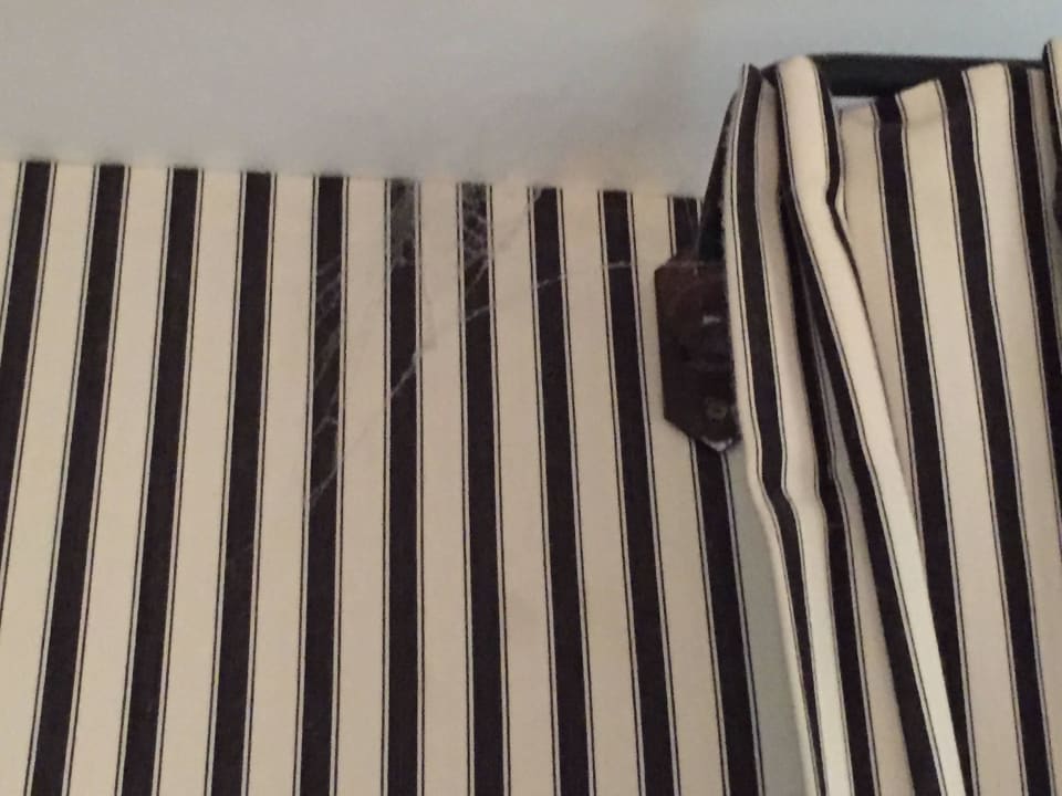 Altes und verstaubtes Spinnennetz  Le Belgrand Hotel Paris Champs Elysees, Tapestry Collection by Hilton