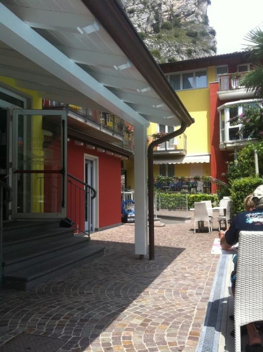 Sitzbereich zwischen Pool und Restaurant/ Bar AktivHotel SantaLucia