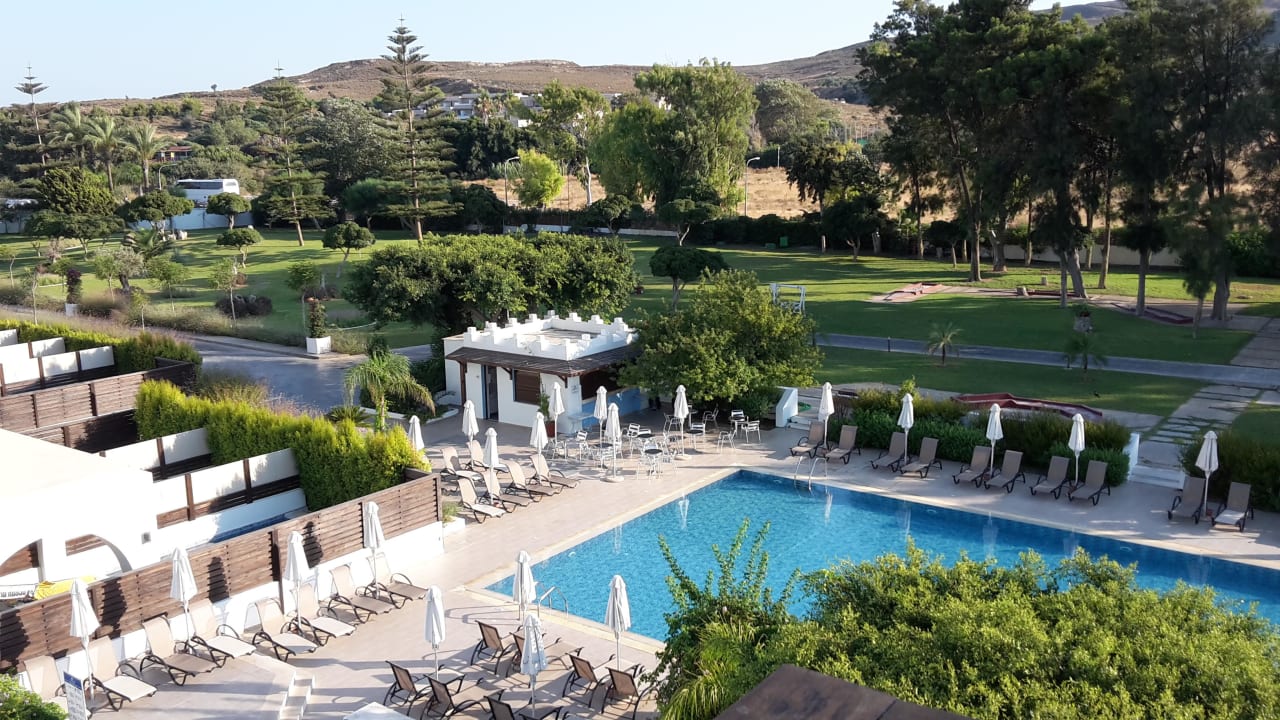 Blick nach rechts vom Zimmer TUI BLUE Oceanis Beach and Spa Resort