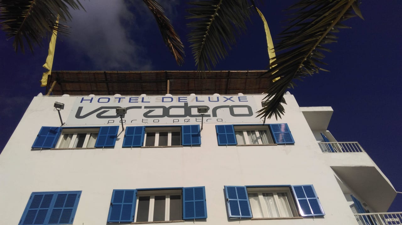 Das Varadero von der Strasse aus Som Suret Hotel