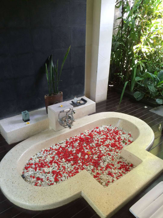 Badewann im Aussenbereich The Ubud Village Resort & Spa