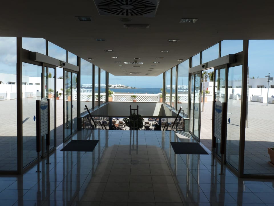 Blick von der Rezeption zur Treppe zum Speisesaal Hotel Las Costas