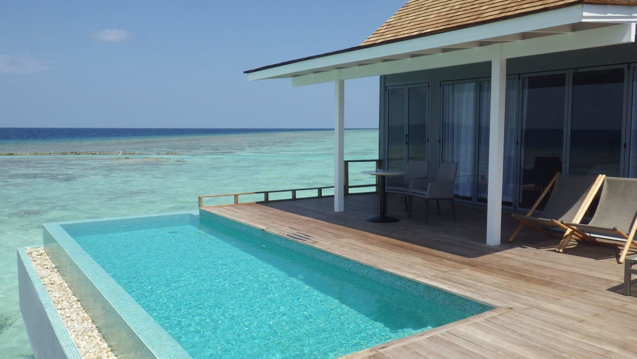 Pool in Richtung Sonnenuntergang Kuramathi Maldives