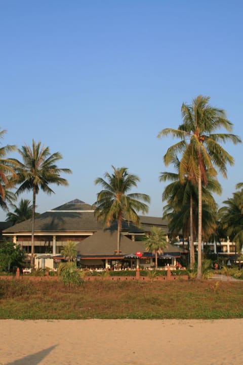 Blick vom Strand zum Hotel Khaolak Orchid Beach Resort