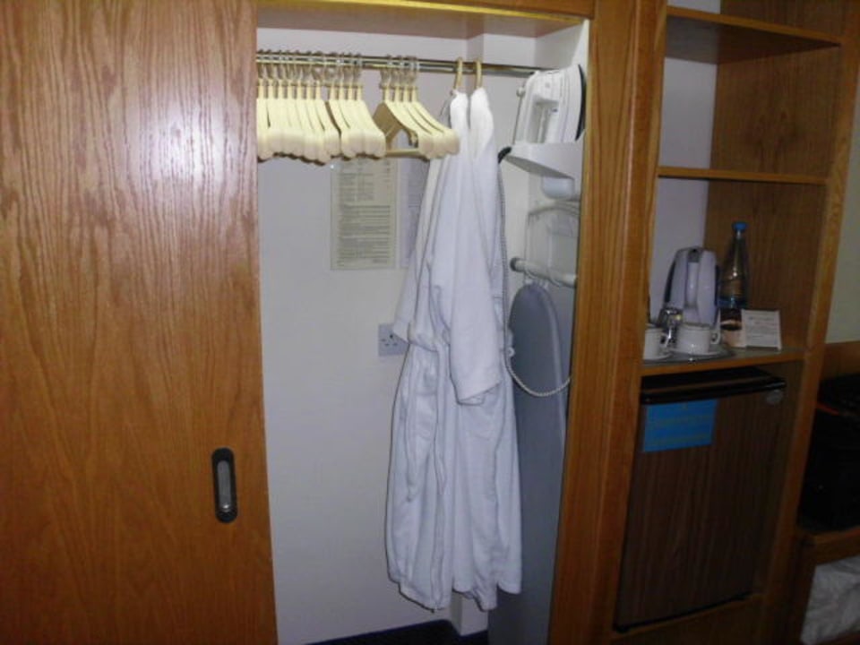 Kleiderschrank mit Bademäntel und Bügeleisen Constantinou Bros Athena Royal Beach Hotel