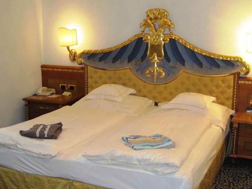 Bett mit goldenem Adler Cityhotel Goldener Adler B&B