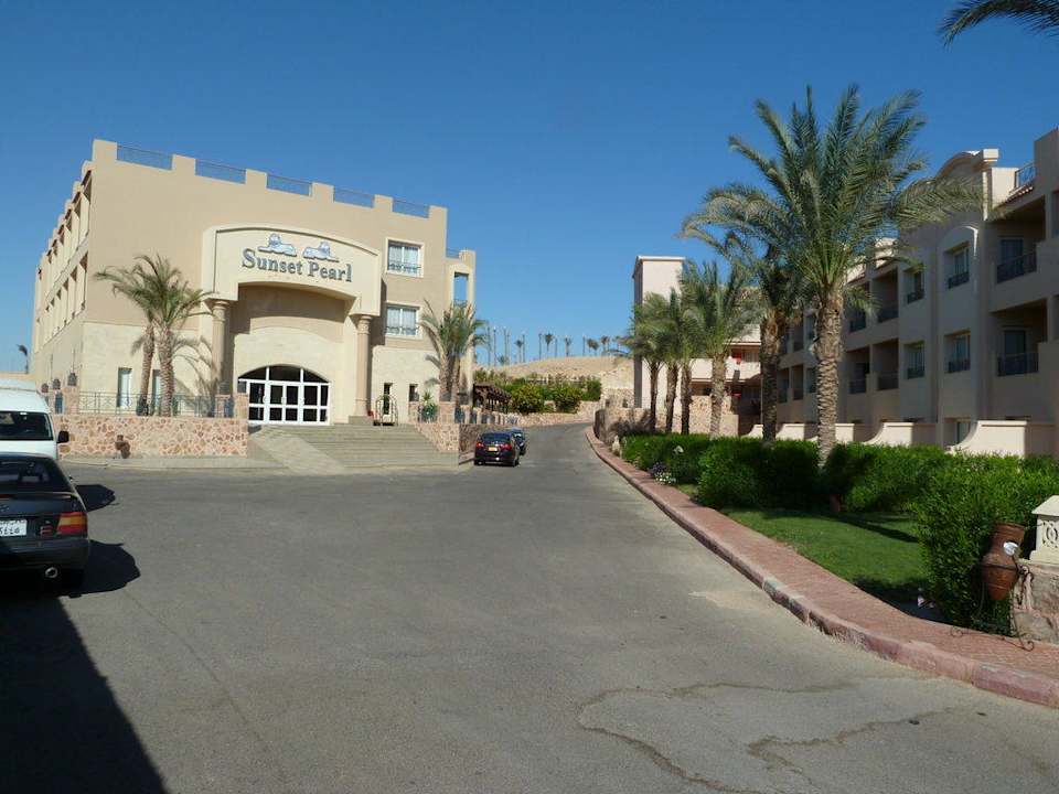 Hauptgebäude Pyramisa Sunset Pearl Resort