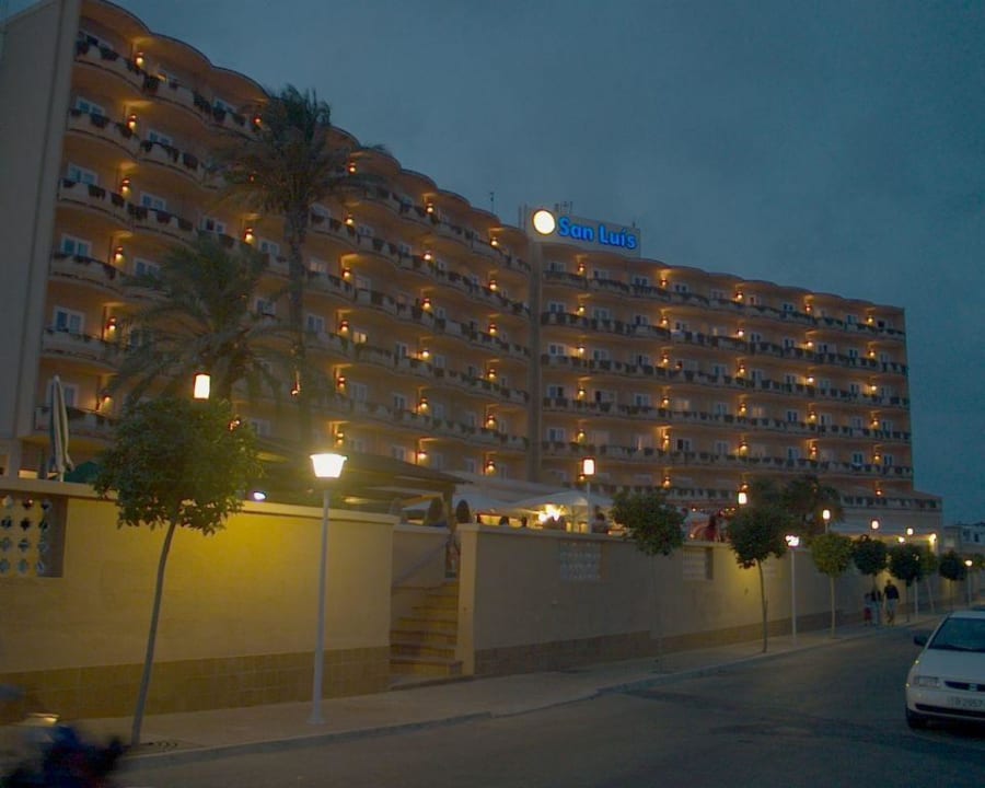 Zugang zur Terrassenseite in der Abenddämmerung Alua Illa de Menorca