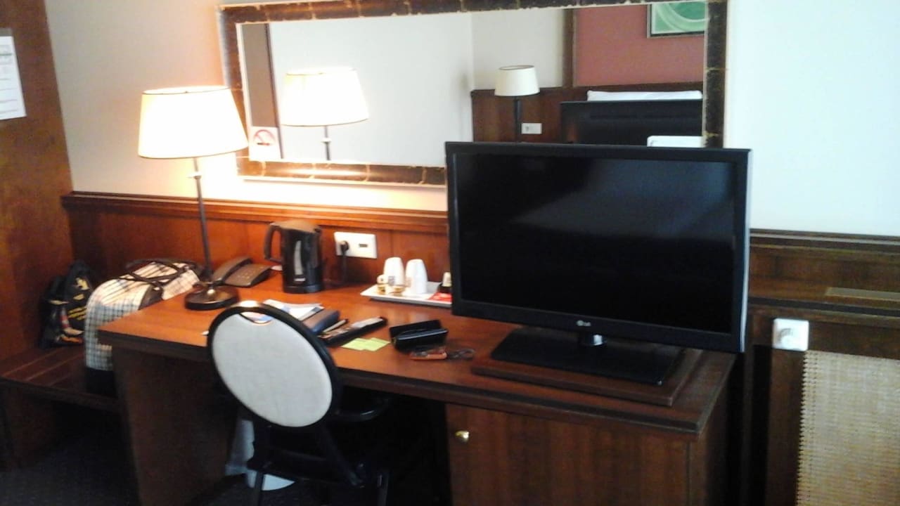 Schreibtisch mit Flachbild Van der Valk Hotel Groningen Westerbroek