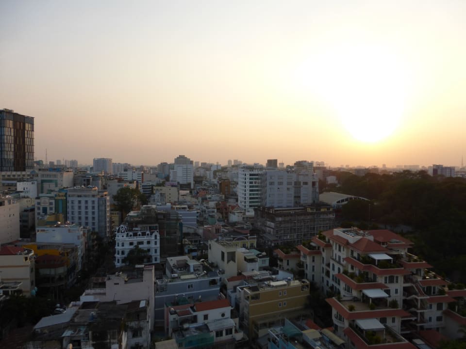 Blick vom Dachpool Hotel Golden Central Saigon