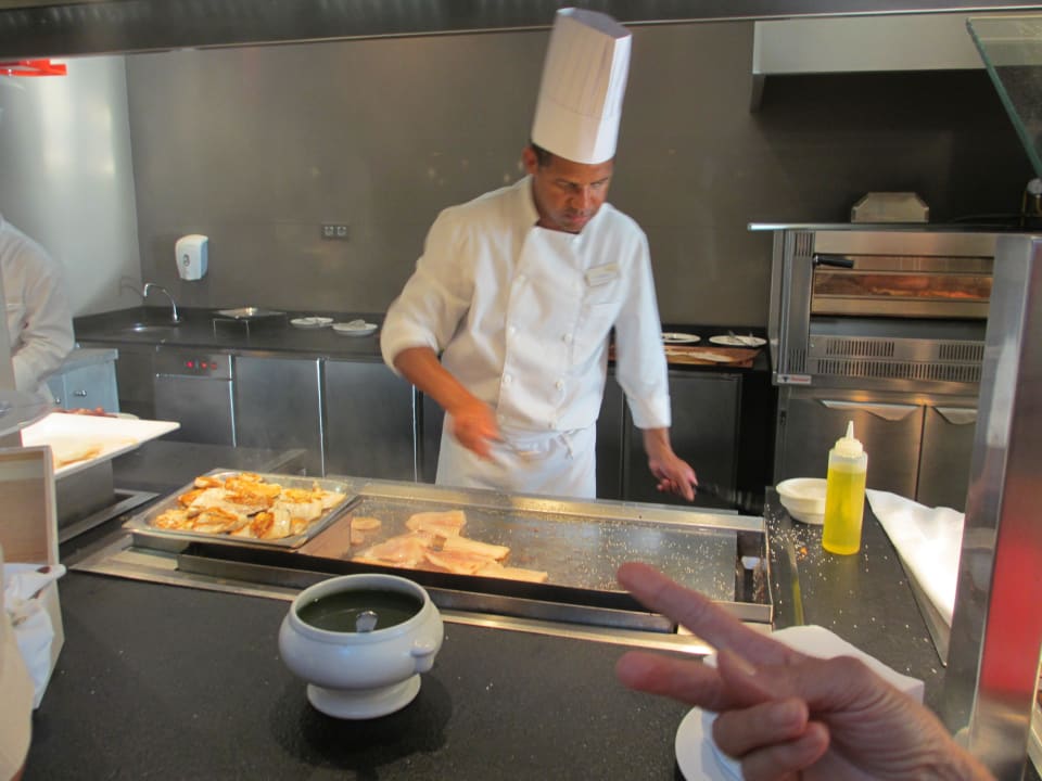 Bitte anstellen für super gegrillten 3-fach Fisch Hipotels Playa la Barrosa