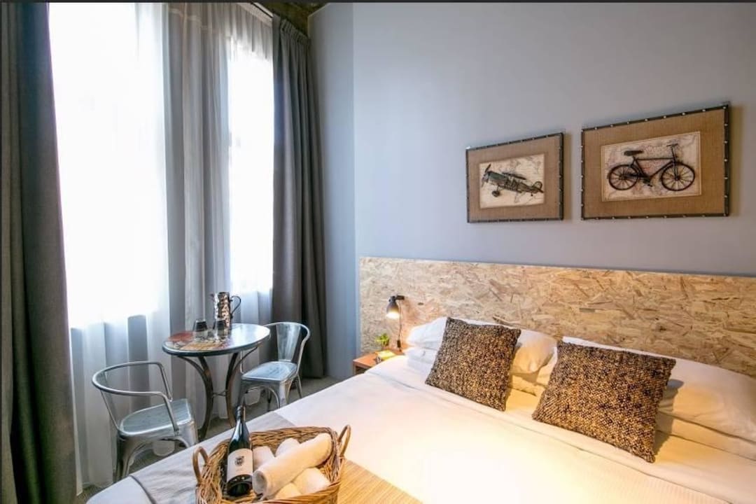 Room The Urban Newtown