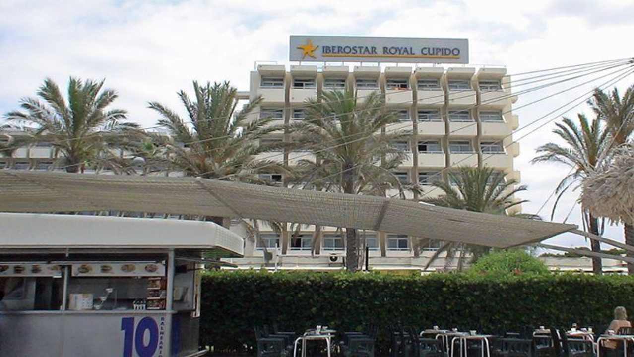 Blick vom Strand auf das Hotel Iberostar Waves Bahia de Palma