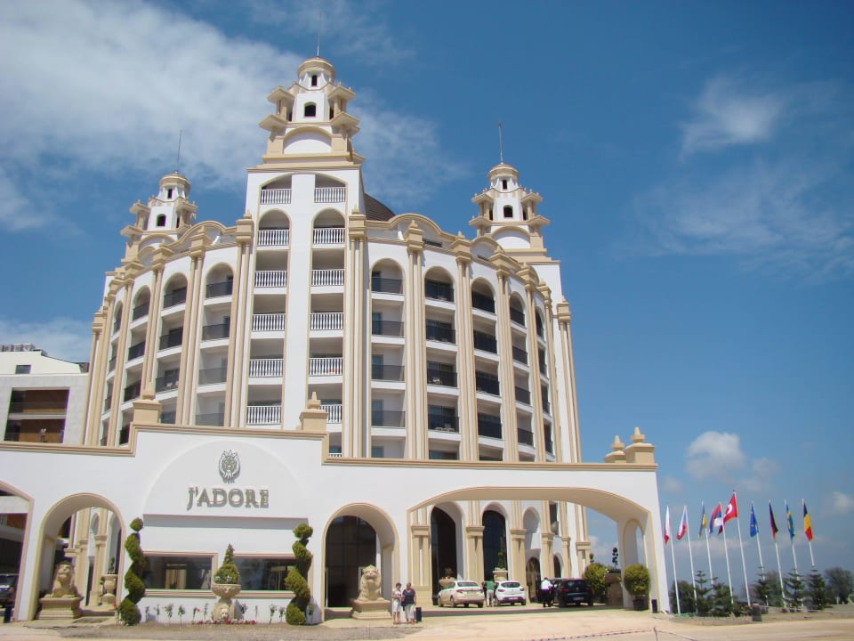 Hotelansicht von der Straße J'adore Deluxe Hotel & Spa