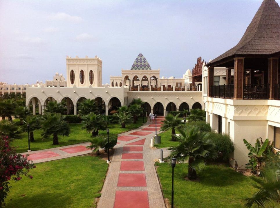 Weg zum Hauptrestaurant Santiago Hotel Riu Karamboa