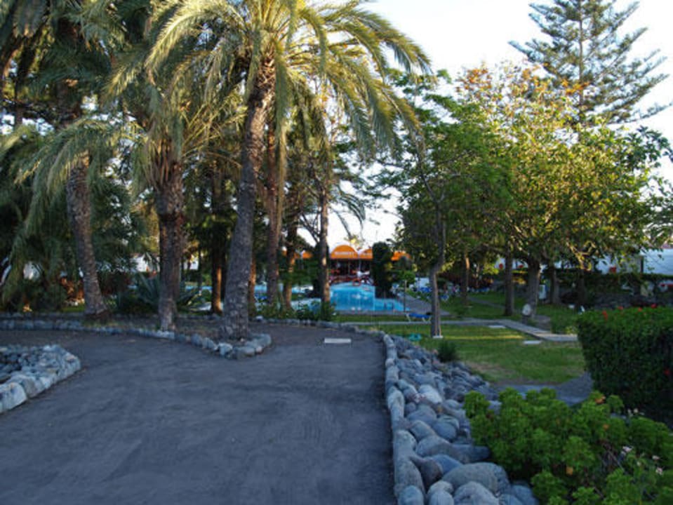 vom Tennisplatz Richtung Pool Bungalows Cordial Biarritz