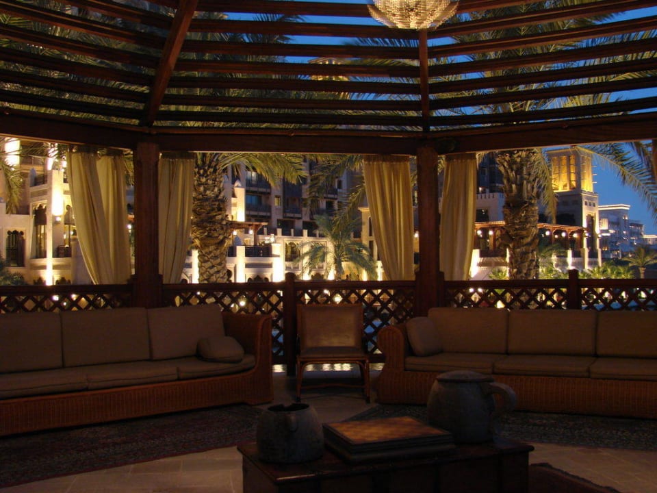 Sitzgelegnheit beim Pool Jumeirah Mina Al Salam