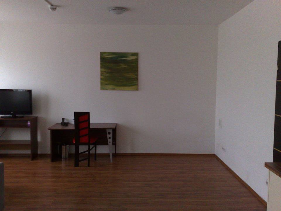 Wohnraum, geräumig aber kahl und kühl Bella Vienna Apartments