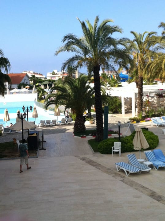 Blick zum Wellenbad und zur Poolbar Serenis Hotel
