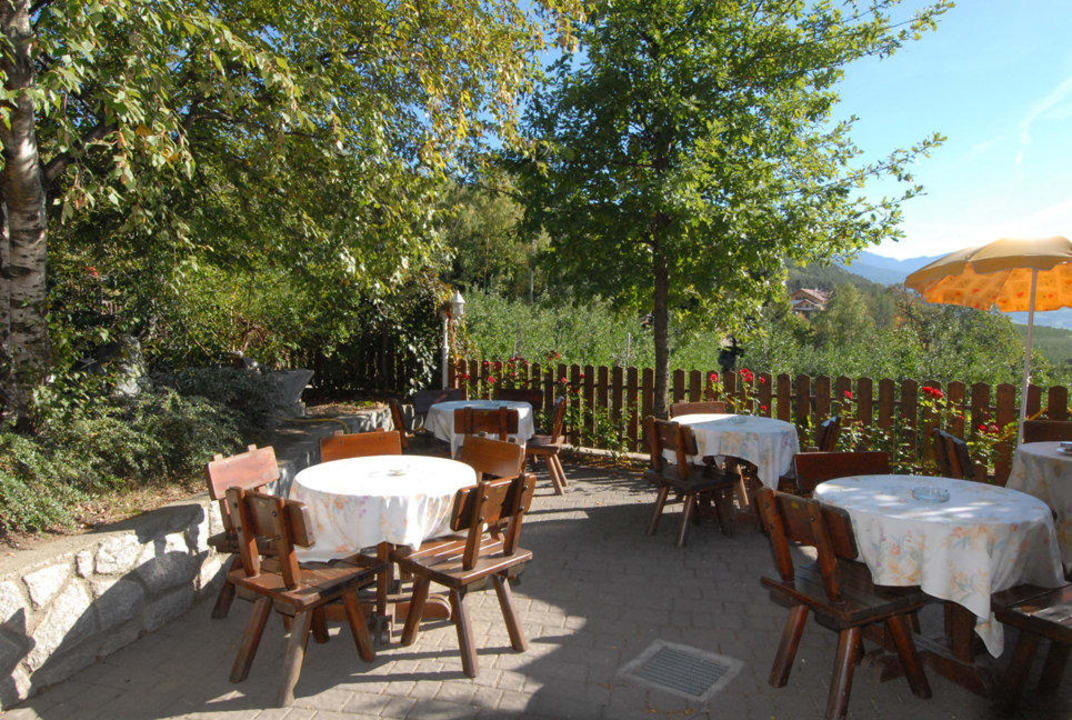 Terrasse mit Blick auf den Talkessen von Brixen Hotel Hochrain