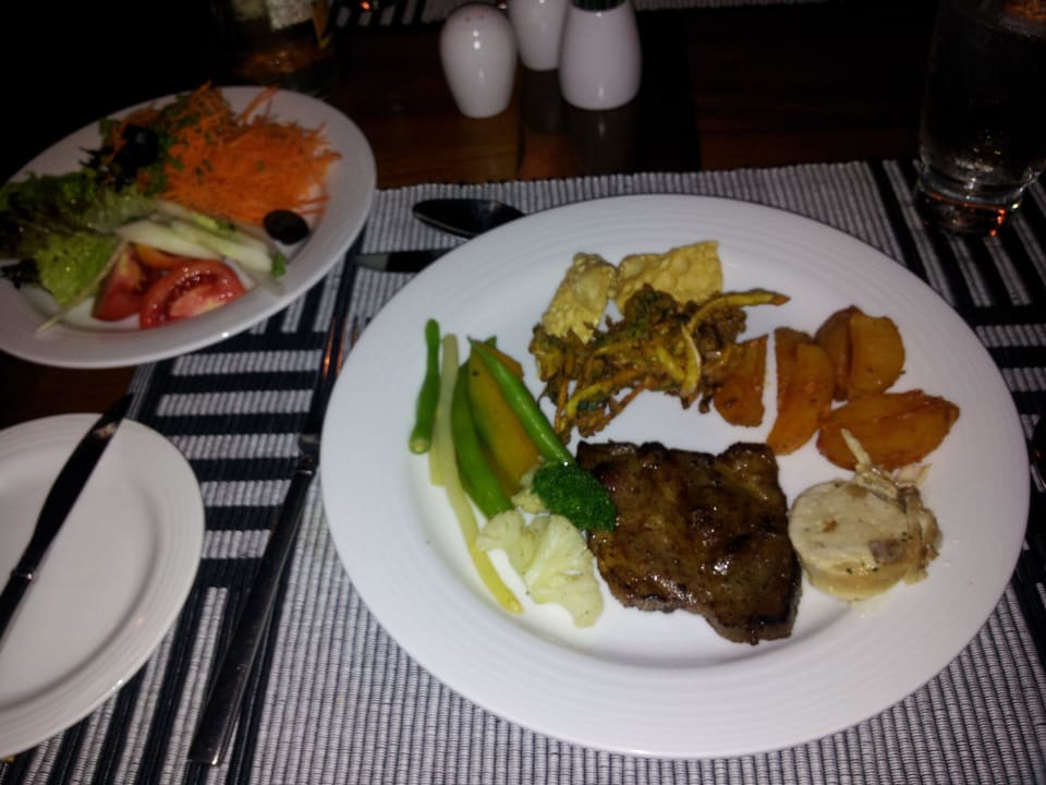 Eine kleine Auswahl des Salat- und Hauptspeisenbuf Habarana Village by Cinnamon