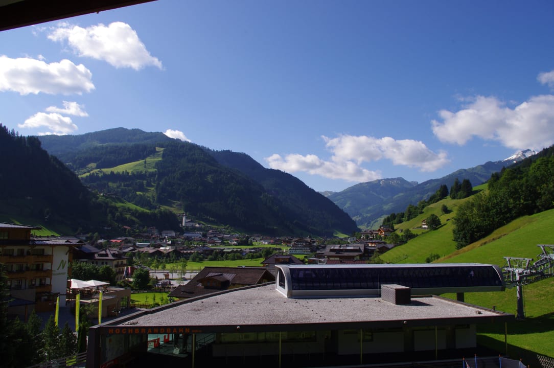 Blick vom Balkon von Zimmer 206 Hotel Roslehen
