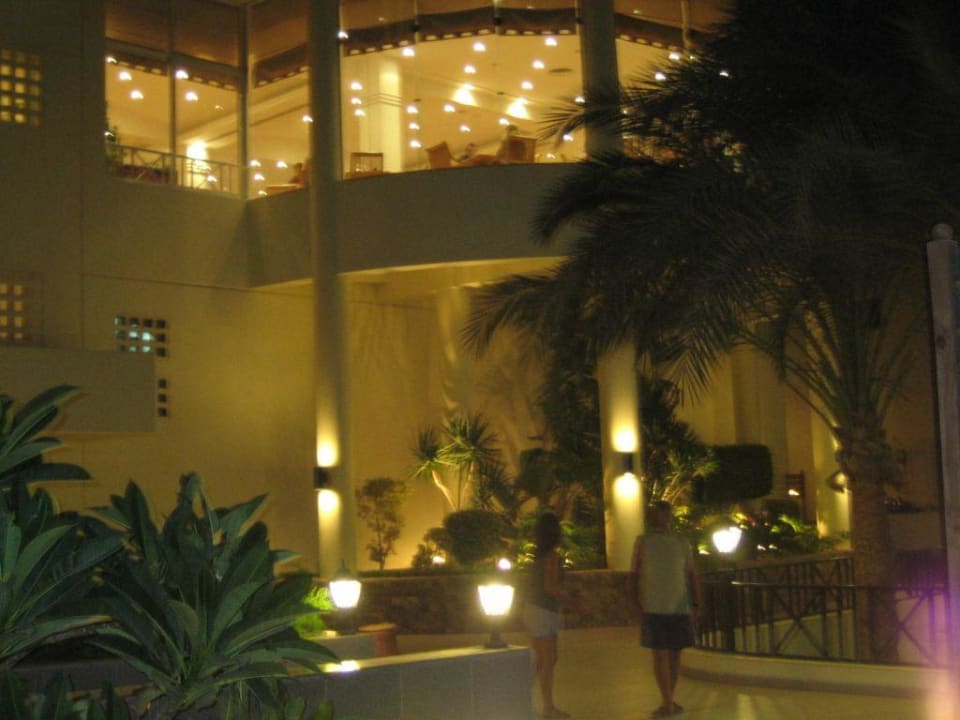 Oben das Restaurant Palavrion Palm Beach Resort