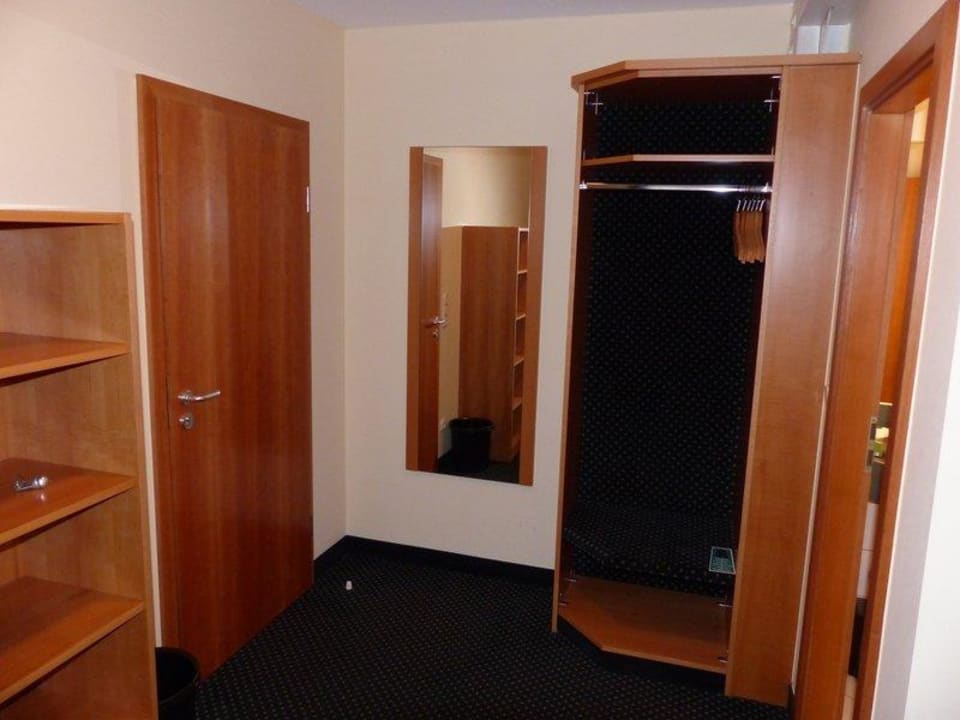 Eingang und Garderobenschrank Altstadthotel Kneitinger