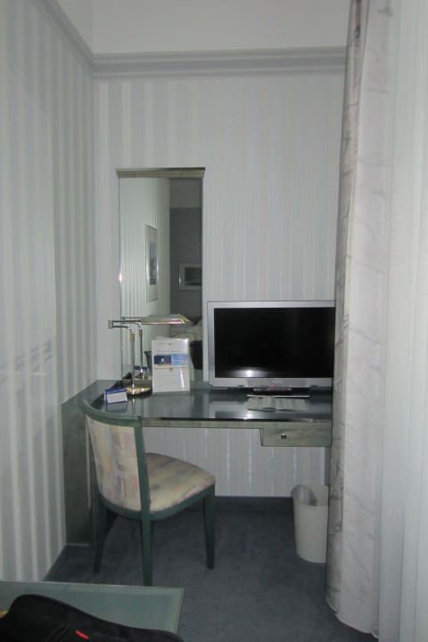TV und Schreibtisch Seehotel Maria Laach