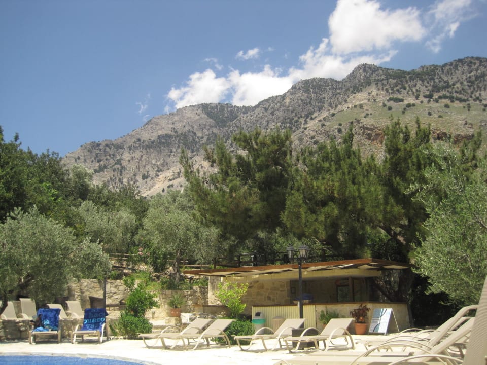 Von Bergen umgeben Hotel Eleonas