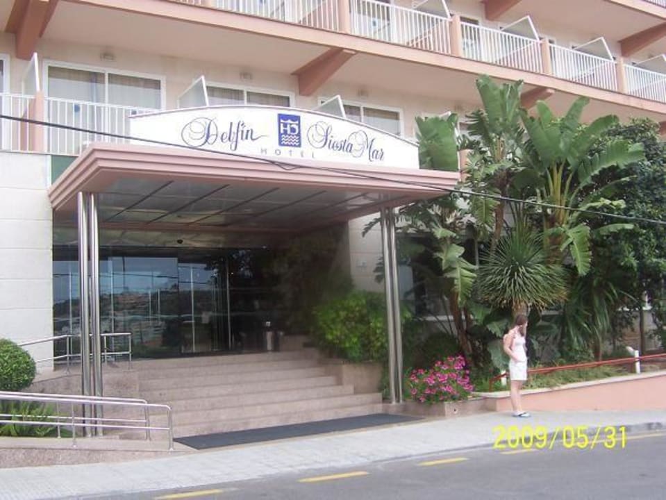 Moja córka przed hotelem Reverence Life  - Adults only