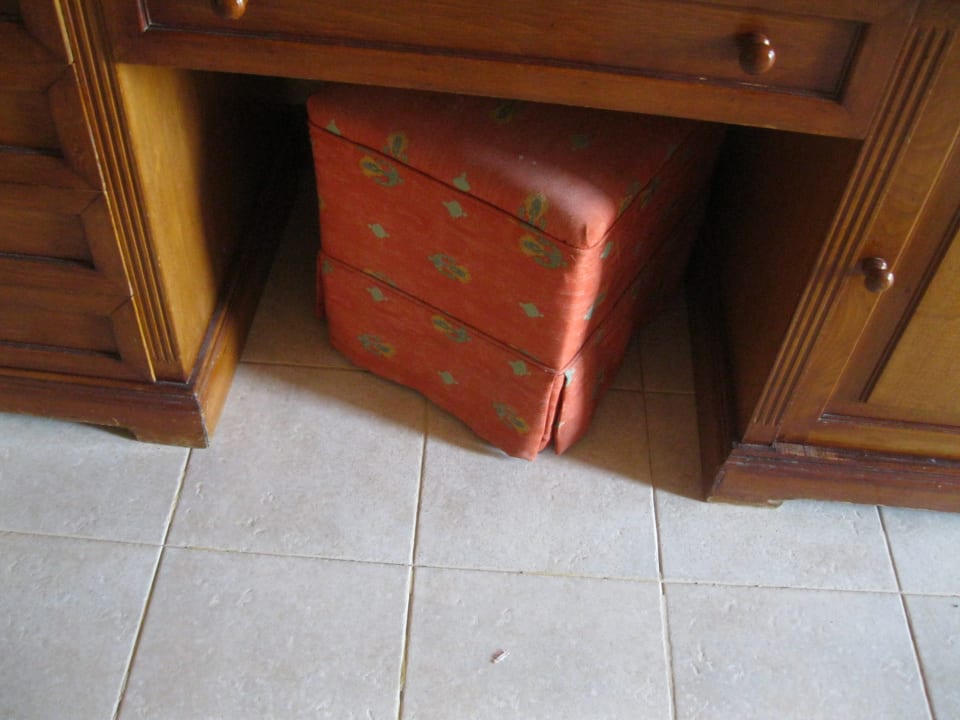 Hocker im Zimmer The Grand Resort