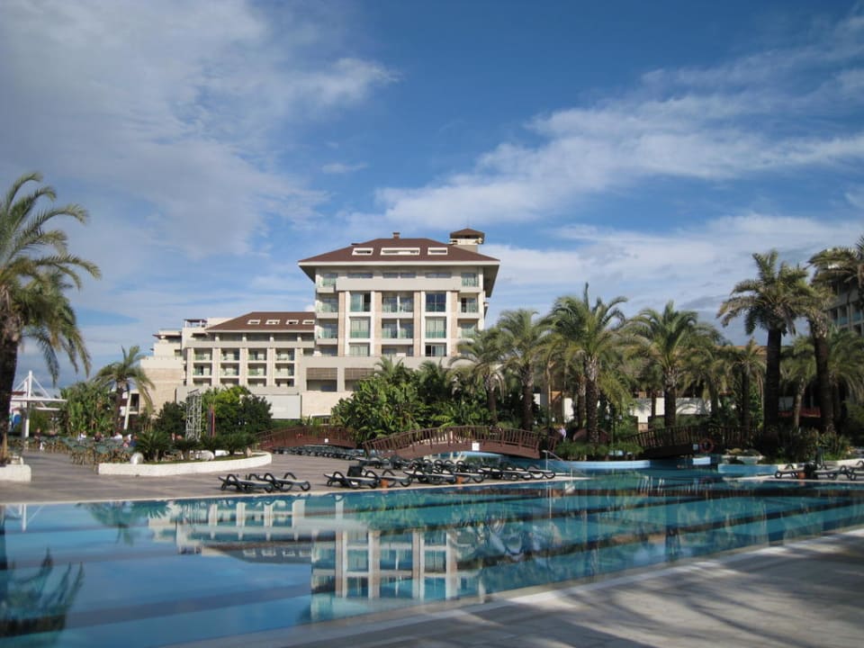 Teil des Haupthauses und Teil des Pools Sunis Kumköy Beach Resort Hotel & Spa