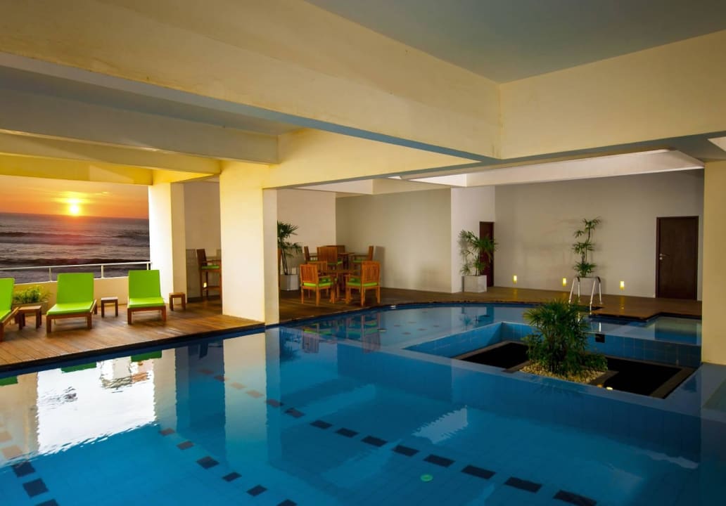 Pool Ocean Edge Suites Colombo