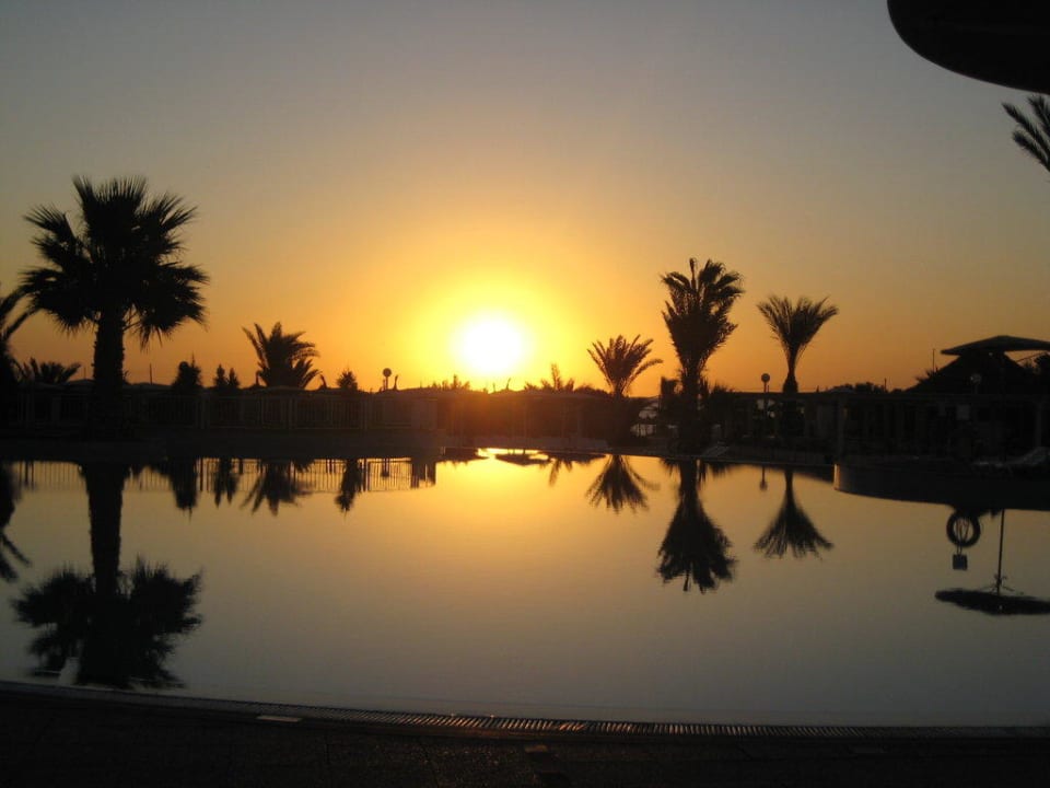 Sonnenaufgang am Pool Hotel El Mouradi Palm Marina