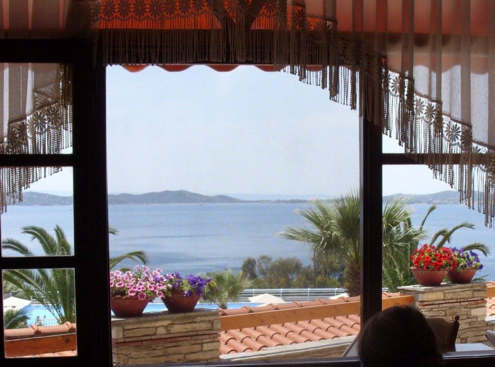 Restaurant mit traumhaften Ausblick Akrathos Beach Hotel