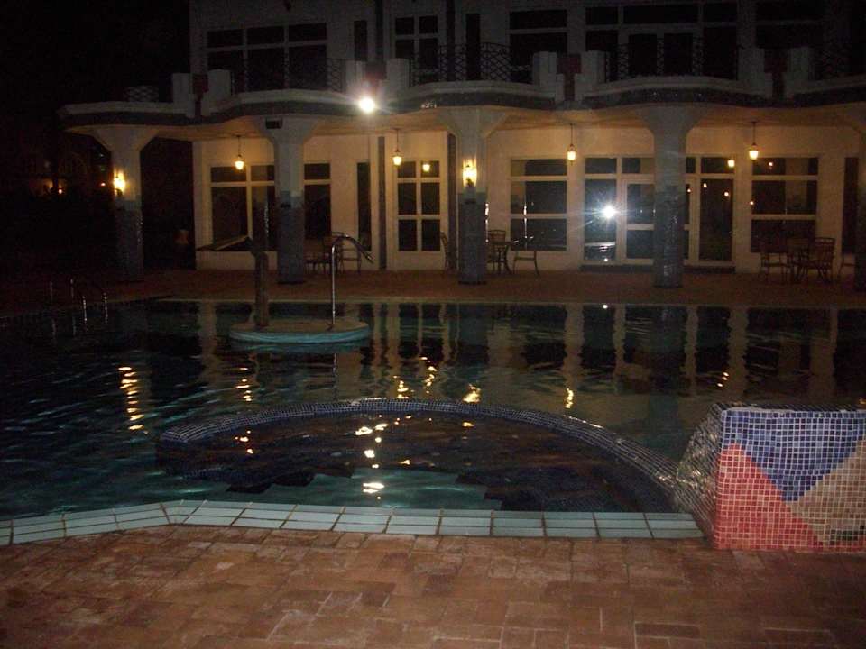 Basen przy disco nocą Hotel El Faraana Reef Resort