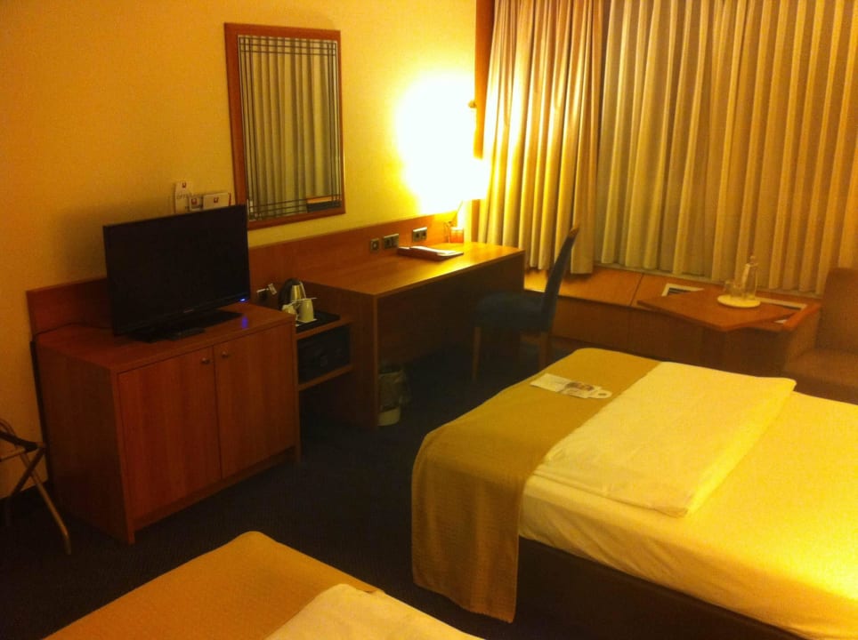 TV und Schreibtisch Leonardo Hotel Köln Bonn Airport