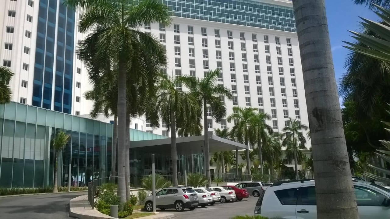 Eingangsbereich von der Straße aus Hotel Riu Cancun