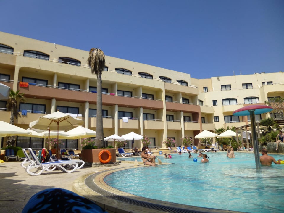 Blick von einer Pool-Liege zum Hotel Riviera Spa Resort - Adults Only