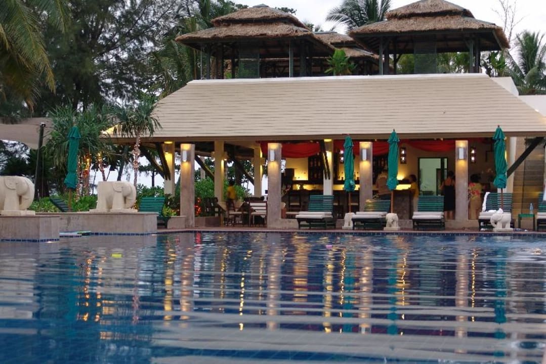 Pool, Poolbar und Massagebereich Baan Khaolak Beach Resort