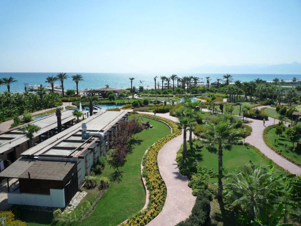 Garten mit Pidehaus Hotel Miracle Resort