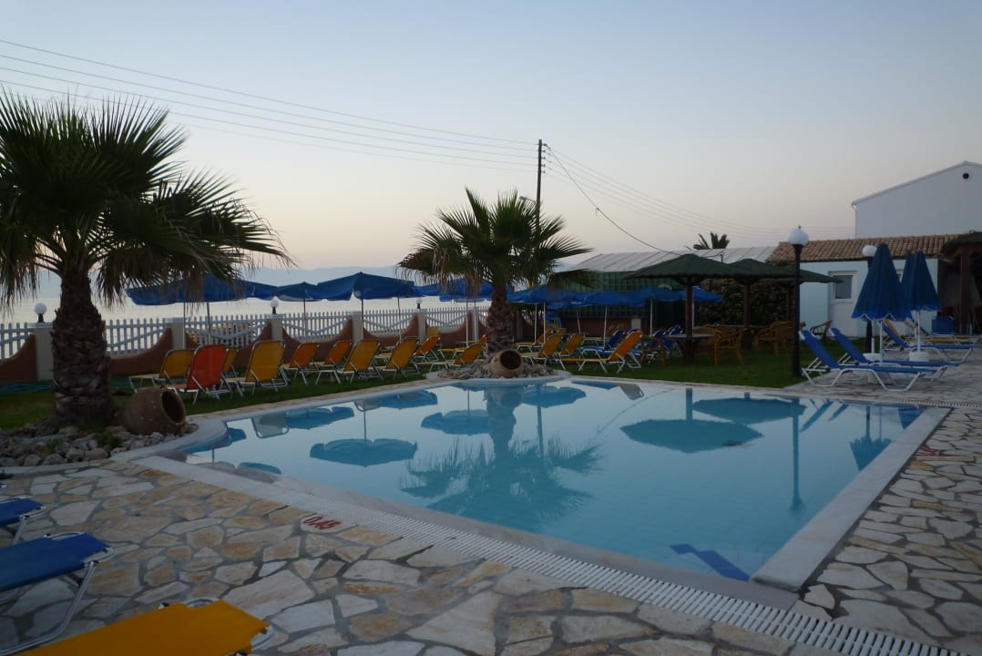 Poolanlage Acharavi Beach Hotel