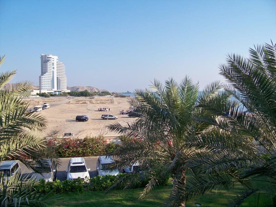 Das Hochhaus im Hintergrund ist das Le Meridien Miramar Al Aqah Beach Resort